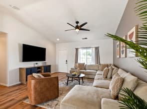 Montego by Avantstay Private Yard w/ Pool & Hot Tub