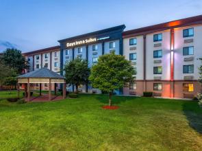 Days Inn and Suites by Wyndham Hammond, IN