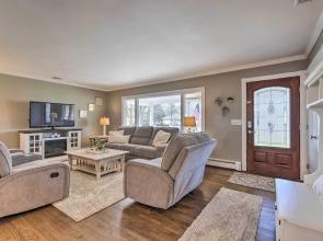 Mattituck Home w/ Fireplaces - Near Wineries