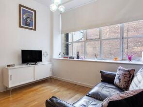 Bright & Beautiful Two Bedroom Apartment, Sleeps 4
