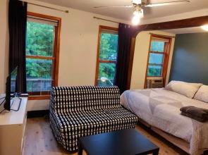 Serene Studio close to NYC. Walk to shops, PATH