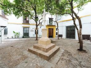 Luxurious Apartment with Patio and Pool