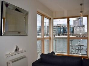 2 Bedroom Flat By The Canal
