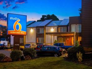 Studio 6 Portland, OR