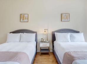 Downtown Condos on De La Montagne by Hometrotting