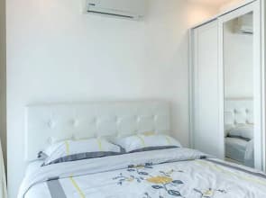 Cosy Beach View Condominium by 1015