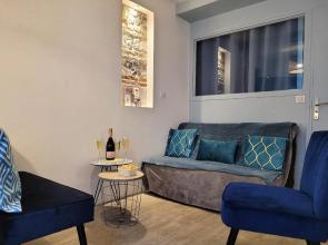 L'établissement LA PLAGE A 2 PAS , vous propose 4 appartements neufs avec services , lits faits à votre arrivée , serviettes de toilette , ménage , Wifi , en hyper centre , Vue mer à 50m , tout est accessible à pied