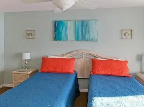 Crescent Shores N - 703 Apartment 4