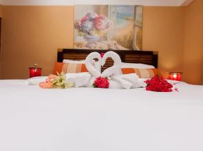 Hummingbird Suites 2A Sunrise King Suite