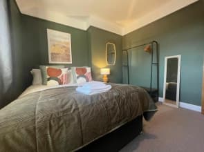 Prenton Place by Copper House - 3 Bedroom Home with Parking - Chester City Centre - Sleeps 8