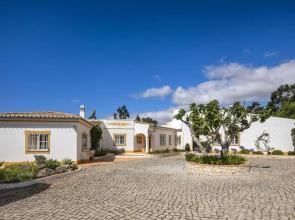 8 bedroom Villa close to Alvor with tennis court table tennis heated private pool air conditionin