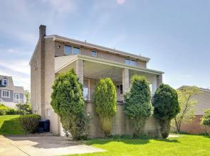 3 Mi to Downtown: Pittsburgh Home w/ Balcony!