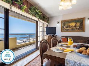 Spacious & Sunny Vintage Apartment at the Beach