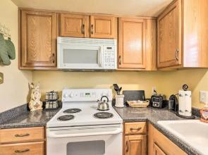 Studio in College Station w/ Expansive Deck!