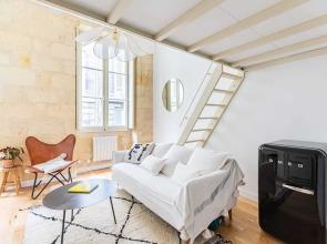 Bright and Cosy Studio in the Historical Heart of Bordeaux by GuestReady