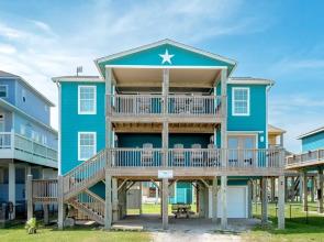 A Texas Star 3 Bedroom Home by RedAwning