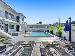 Waves on Desoto Lovely Studio 2