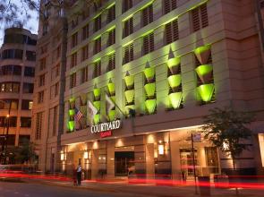 Courtyard by Marriott Chicago Downtown River North