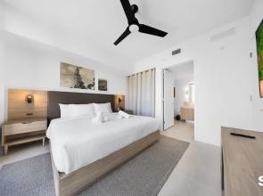 Downtown 1BR Apt with Skyline Views