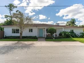 Lakeridge House- 4 Bedrooms/3 Bathroom Home by RedAwning