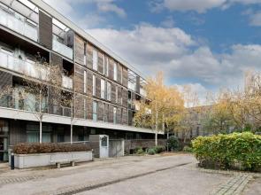 Spacious Flat With Balcony Close to the River in Greenwich by Underthedoormat