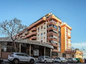 Apart. con piscina frente al mar