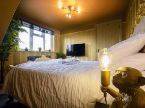 Luxury Versace Sleeps10, Hottub, Pool Table, Skytv