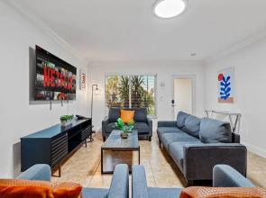 4BR With Private Pool and Game Room - Prime Location