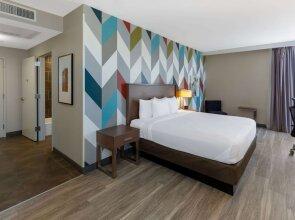 La Quinta Inn & Suites by Wyndham Tulsa Downtown/Route 66