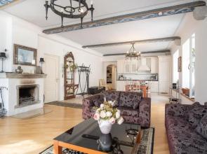 Dream Stay - Historical 3-Bedroom Apartment with Sauna & Fireplace