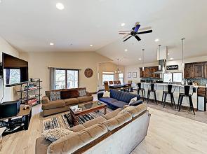 New Listing! New-build Alpine W/ Hot Tub 5 Bedroom Home