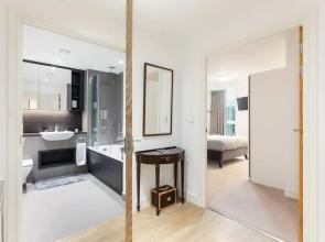 Stunning One Bed Apt W/balcony and Riverview in Greenwich