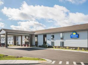 Days Inn & Suites by Wyndham Wausau