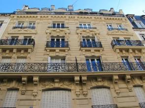 Large & Bright Apartment, Central Paris, Montmartre-Opéra, Picturesque Rue des Martyrs