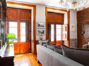 Alfama Terrace Apartment With Authentic XVIII Tiles And Historic Notes 3 Bedrooms & 2 Bathrooms AC