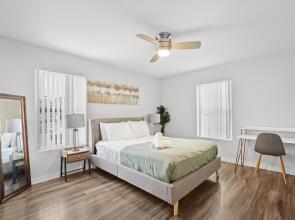 Modern 2BR Near UT Hyde Park Evonify