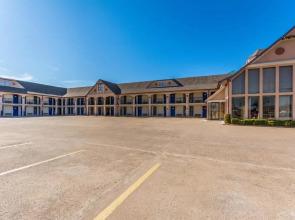 Econo Lodge Inn & Suites