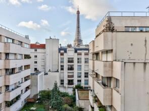 Lovely Nest at the Bottom Eiffel Tower