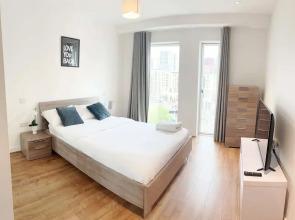 East London 2-bed Apt Sleeps 4, 7 min Walk to Tube