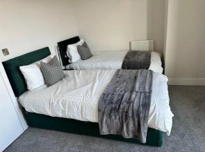 2 Bed Flat - Sleeps 4 - Balcony - Smoking