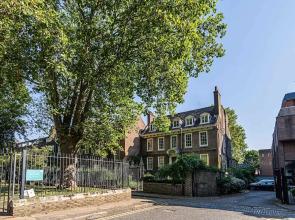 Fantastic 1BR Flat in East London for 2 Guests!