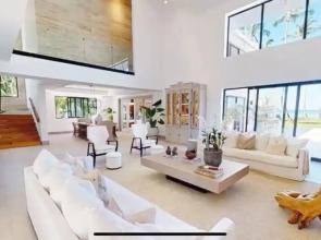 Cheerful beach front villa 10 rooms for 16 persons