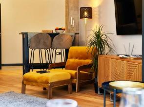 Courthouse #4 Exclusive Top Center Private Garden