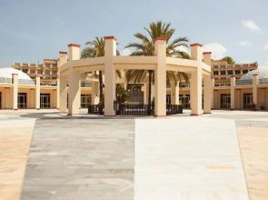 Beachside Apartment With Shared Pool