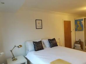 Room in Guest Room - Spacious Room in Coventry