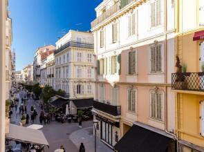 Centrally Located Modern 2 Bed Apartment in Cannes With Aircon and High Ceilings and Modern Design - 696