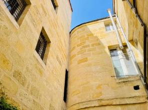 Nice furnished apartment with inner courtyard near the city center