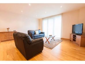 Spacious Riverside Flat for 4 in Stratford