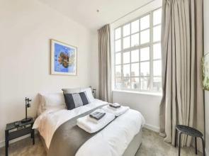 Stunning 3 Bed Apartment With Parquet Wooden Flooring in Baker Street