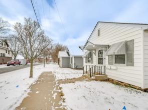 Cozy Wausau Home w/ Fireplace & Hot Tub Access